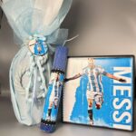 Ένα φανταστικό σετ για τους λάτρεις του Messi, που περιλαμβάνει λαμπάδα, μολυβοθήκη και φωτιζόμενο βαρύ διακοσμητικό. Όλα τα είδη μπορούν να πωληθούν και ξεχωριστά.