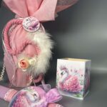 Ένα ρομαντικό σετ με θέμα τον κύκνο, που περιλαμβάνει στολισμένη λαμπάδα, ξύλινη μολυβοθήκη και φωτιζόμενο διακοσμητικό. Όλα τα κομμάτια μπορούν να αγοραστούν και ξεχωριστά.