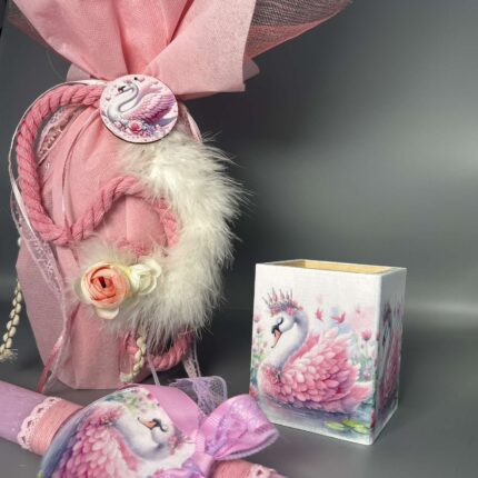 Ένα ρομαντικό σετ με θέμα τον κύκνο, που περιλαμβάνει στολισμένη λαμπάδα, ξύλινη μολυβοθήκη και φωτιζόμενο διακοσμητικό. Όλα τα κομμάτια μπορούν να αγοραστούν και ξεχωριστά.