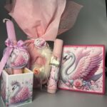 Σετ Λαμπάδας, Μολυβοθήκης & Βαρέως Τύπου Φωτιζόμενου Διακοσμητικού με Κύκνο – Διαθέσιμα και Ξεχωριστά