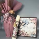 Για τους λάτρεις της μουσικής και του vintage στυλ, αυτό το πανέμορφο σετ είναι η ιδανική επιλογή! Η διακοσμημένη λαμπάδα, με λεπτομέρειες από νότες, καρδιές και ένα κομψό γυναικείο πορτρέτο, συνοδεύεται από ένα ταιριαστό καλαίσθητο σακίδιο. Οι γήινες και ροζ αποχρώσεις, σε συνδυασμό με τα διακοσμητικά στοιχεία, δημιουργούν ένα μοναδικό αποτέλεσμα. Διατίθενται και μεμονωμένα, για να διαλέξετε αυτό που σας ταιριάζει καλύτερα!