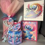 Ένα μοναδικό σετ με τον αξιαγάπητο Stitch, που περιλαμβάνει στολισμένη λαμπάδα, χειροποίητη ξύλινη μολυβοθήκη και φωτιζόμενο διακοσμητικό. Όλα τα κομμάτια μπορούν να αγοραστούν και ξεχωριστά.