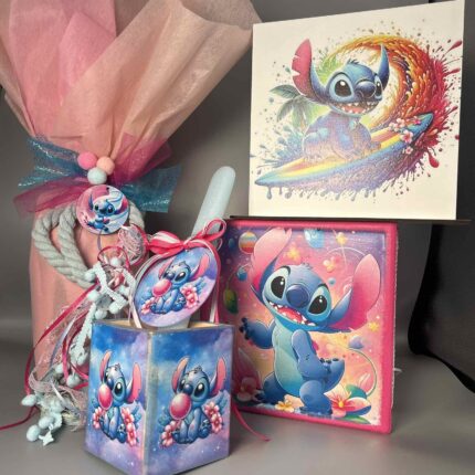 Ένα μοναδικό σετ με τον αξιαγάπητο Stitch, που περιλαμβάνει στολισμένη λαμπάδα, χειροποίητη ξύλινη μολυβοθήκη και φωτιζόμενο διακοσμητικό. Όλα τα κομμάτια μπορούν να αγοραστούν και ξεχωριστά.