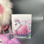 Σετ Λαμπάδας, Μολυβοθήκης & Φωτιζόμενου Διακοσμητικού με Κύκνο – Διαθέσιμα και Ξεχωριστά - Image 3