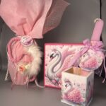 Ένα ρομαντικό σετ με θέμα τον κύκνο, που περιλαμβάνει στολισμένη λαμπάδα, ξύλινη μολυβοθήκη και φωτιζόμενο διακοσμητικό. Όλα τα κομμάτια μπορούν να αγοραστούν και ξεχωριστά.