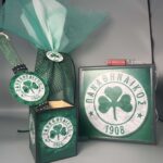 Πράσινη λαμπάδα με το έμβλημα του Παναθηναϊκού, συνοδευόμενη από φωτιζόμενο καδράκι και μολυβοθήκη. Όλα τα αντικείμενα διατίθενται και ξεχωριστά.