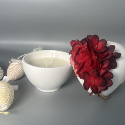 Χειροποίητο αρωματικό κερί σε σχήμα πασχαλινού αυγού, διακοσμημένο με κόκκινα λουλούδια. Ένα κομψό και αρωματικό δώρο για το Πάσχα, που μπορεί να χρησιμοποιηθεί και ως διακοσμητικό. Δυνατότητα προσθήκης επιπλέον διακοσμητικών και λαγού με ευχή.