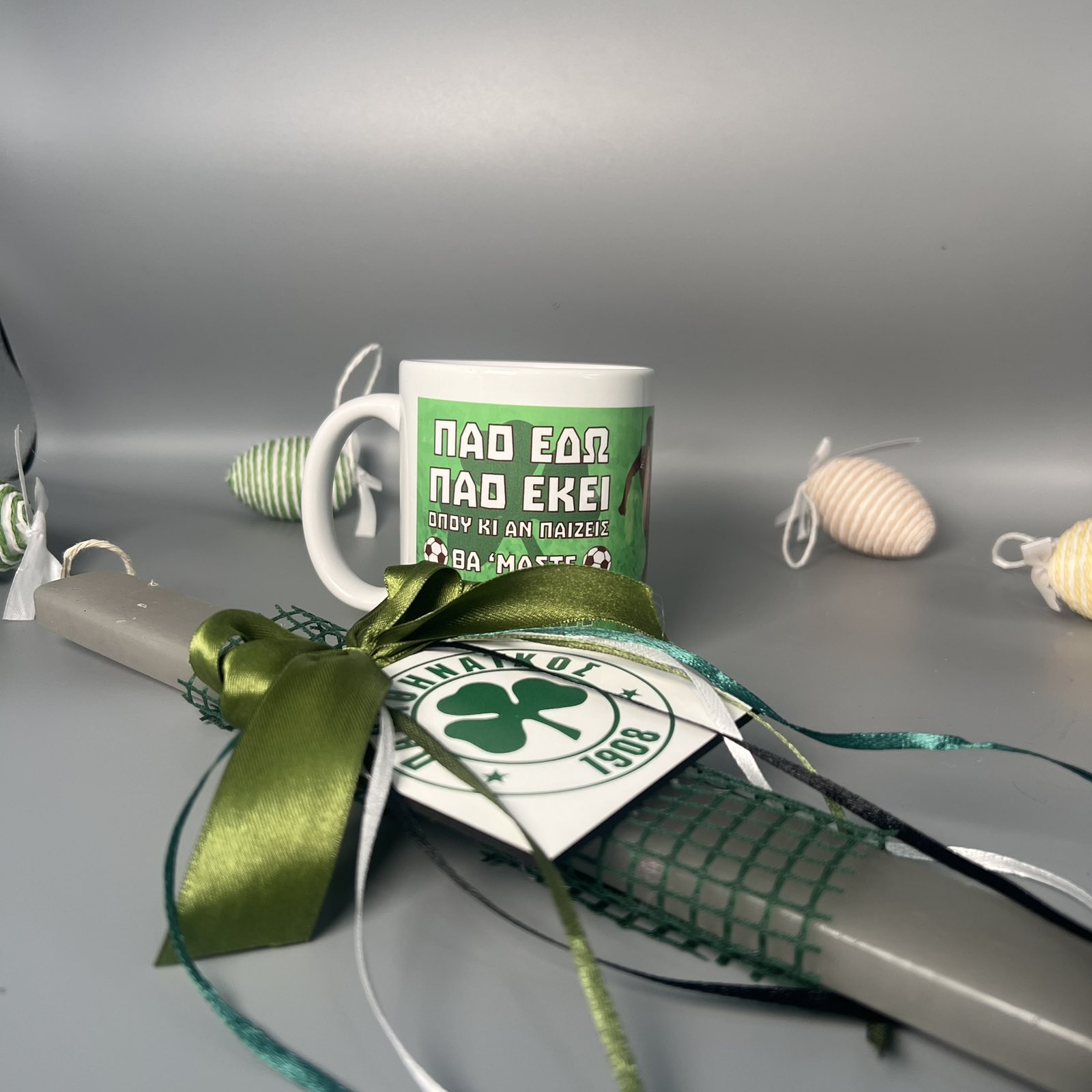 Αυτή η λευκή κούπα δεν είναι απλώς ένα καθημερινό αντικείμενο, αλλά ένα μικρό έργο τέχνης που φέρνει την ατμόσφαιρα του Πάσχα και της άνοιξης απευθείας στο χέρι σου. Στο κέντρο της, μια χαριτωμένη πεταλούδα με ζωηρά χρώματα ξεδιπλώνει τα φτερά της, ενώ ένα γλυκό μελισσάκι και ένα νεοσσός που μόλις βγήκε από το αυγό προσθέτουν μια παιχνιδιάρικη πινελιά. Τα μικρά πράσινα φύλλα που σκορπίζονται γύρω τους ενισχύουν την αίσθηση της αναγέννησης και της φύσης που ανθίζει. Η χειρόγραφη επιγραφή "Καλή Ανάσταση!" με τα μοβ γράμματα προσθέτει μια προσωπική και ζεστή ευχή. Η κούπα περιβάλλεται από πασχαλινά αυγά από σπάγγο σε απαλές αποχρώσεις, δημιουργώντας μια αίσθηση γιορτής και αρμονίας. Αυτή η κούπα είναι το ιδανικό δώρο για να χαρίσετε χαρά και αισιοδοξία σε αγαπημένα σας πρόσωπα, φέρνοντας το πνεύμα του Πάσχα στην καθημερινότητά τους. Αυτή η λευκή κούπα δεν είναι απλώς ένα καθημερινό αντικείμενο, αλλά ένα μικρό έργο τέχνης που φέρνει την ατμόσφαιρα του Πάσχα και της άνοιξης απευθείας στο χέρι σου. Στο κέντρο της, μια χαριτωμένη πεταλούδα με ζωηρά χρώματα ξεδιπλώνει τα φτερά της, ενώ ένα γλυκό μελισσάκι και ένα νεοσσός που μόλις βγήκε από το αυγό προσθέτουν μια παιχνιδιάρικη πινελιά. Τα μικρά πράσινα φύλλα που σκορπίζονται γύρω τους ενισχύουν την αίσθηση της αναγέννησης και της φύσης που ανθίζει. Η χειρόγραφη επιγραφή "Καλή Ανάσταση!" με τα μοβ γράμματα προσθέτει μια προσωπική και ζεστή ευχή. Η κούπα περιβάλλεται από πασχαλινά αυγά από σπάγγο σε απαλές αποχρώσεις, δημιουργώντας μια αίσθηση γιορτής και αρμονίας. Αυτή η κούπα είναι το ιδανικό δώρο για να χαρίσετε χαρά και αισιοδοξία σε αγαπημένα σας πρόσωπα, φέρνοντας το πνεύμα του Πάσχα στην καθημερινότητά τους.