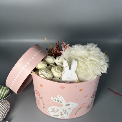 Πασχαλινή Γλυκύτητα σε Gift Box: Χειροποίητο Δώρο με Λαγουδάκι και Λουλούδια