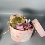 Πασχαλινή Γλυκύτητα σε Gift Box: Χειροποίητο Δώρο με Λαγουδάκι και Λουλούδια - Image 2