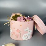 Πασχαλινή Γλυκύτητα σε Gift Box: Χειροποίητο Δώρο με Λαγουδάκι και Λουλούδια