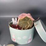 Πασχαλινή Γλυκύτητα σε Gift Box: Χειροποίητο Δώρο με Λαγουδάκι και Λουλούδια - Image 2