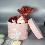 Πασχαλινή Γλυκύτητα σε Gift Box: Χειροποίητο Δώρο με Λαγουδάκι και Λαμπάδα Αυγούλα - Image 2