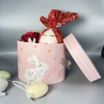 Πασχαλινή Γλυκύτητα σε Gift Box: Χειροποίητο Δώρο με Λαγουδάκι και Κούκλα