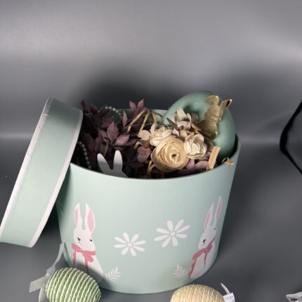 Πασχαλινή Γλυκύτητα σε Gift Box: Χειροποίητο Δώρο με Λαγουδάκι και Λουλούδια