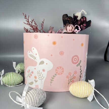 Πασχαλινή Γλυκύτητα σε Gift Box: Χειροποίητο Δώρο με Λαγουδάκι και Κούκλα