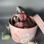 Πασχαλινή Γλυκύτητα σε Gift Box: Χειροποίητο Δώρο με Λαγουδάκι και Λουλούδια - Image 2