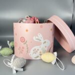 Πασχαλινή Γλυκύτητα σε Gift Box: Χειροποίητο Δώρο με Λαγουδάκι και Λουλούδια