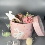 Πασχαλινή Γλυκύτητα σε Gift Box: Χειροποίητο Δώρο με Λαγουδάκι και Λουλούδια - Image 2