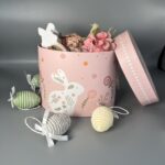 Πασχαλινή Γλυκύτητα σε Gift Box: Χειροποίητο Δώρο με Λαγουδάκι και Λουλούδια