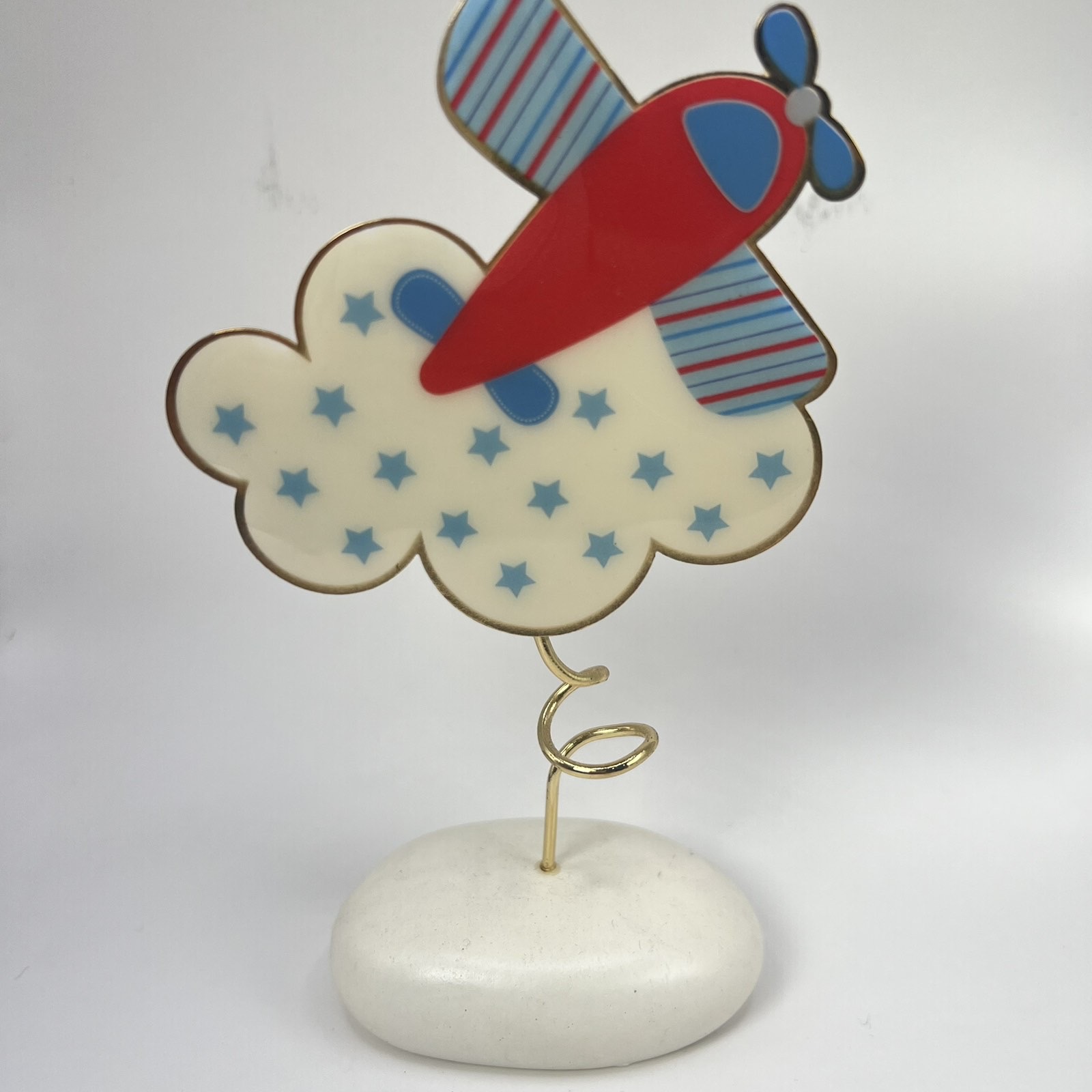 "Πετάει, Πετάει... ο Μικρός Πιλότος": Μια Μπομπονιέρα με Όνειρα και Φαντασία "Πετάει, Πετάει... ο Μικρός Πιλότος": Μια Μπομπονιέρα με Όνειρα και Φαντασία