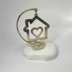 Κάθε μπομπονιέρα είναι μοναδική, φτιαγμένη με αγάπη και προσοχή στη λεπτομέρεια, και μπορεί να στολιστεί με τούλι και κουφέτα της επιλογής σας, προσθέτοντας μια προσωπική πινελιά. Είναι ένα δώρο που θα εκτιμηθεί για την ομορφιά και τον συμβολισμό του, και θα θυμίζει για πάντα την αγάπη και τη χαρά της βάπτισης του παιδιού σας. Αφήστε αυτή την μπομπονιέρα να γίνει το σύμβολο της αγάπης και της οικογενειακής ευτυχίας που περιβάλλει το παιδί σας, και χαρίστε στους καλεσμένους σας ένα κομμάτι από αυτή την ξεχωριστή στιγμή.