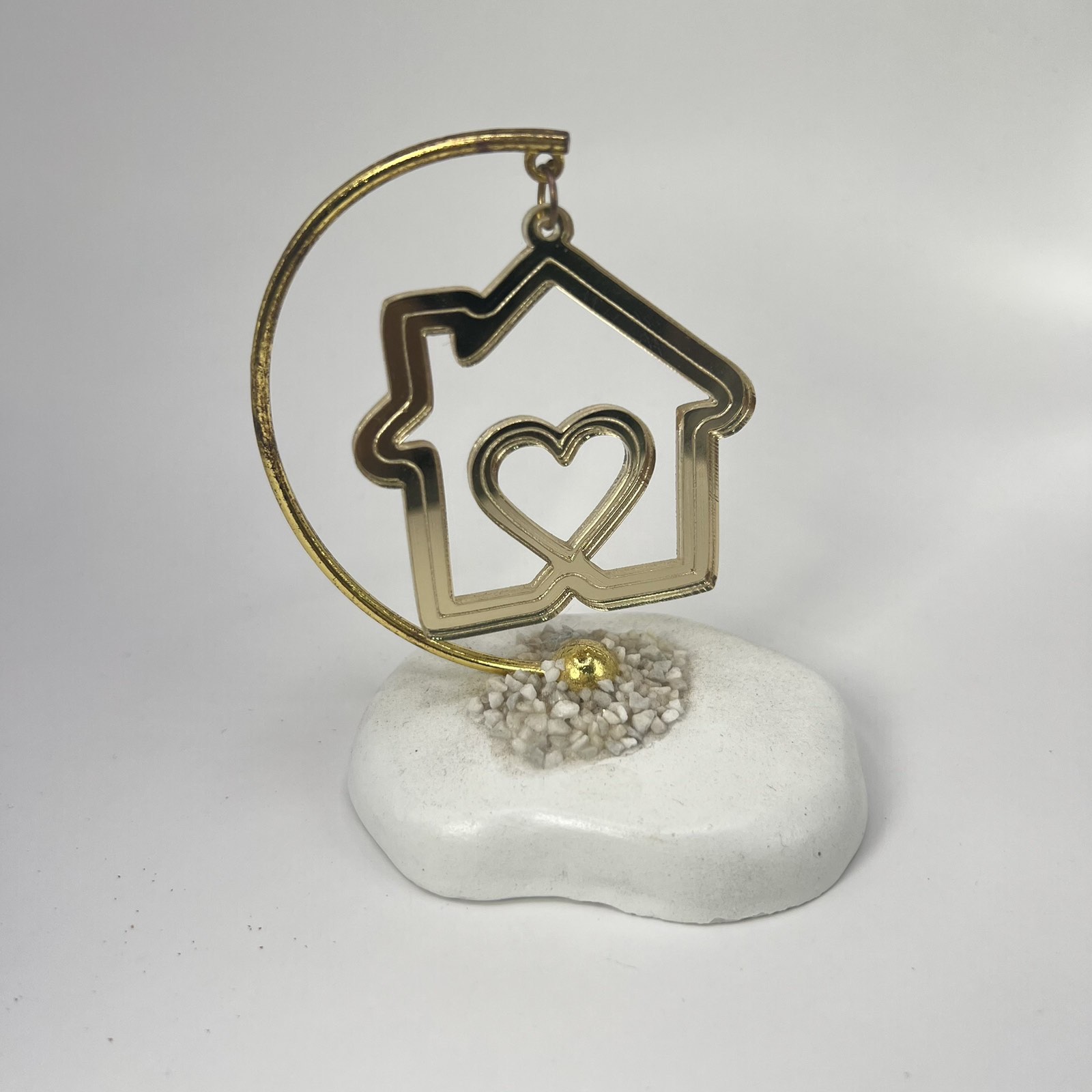 Κάθε μπομπονιέρα είναι μοναδική, φτιαγμένη με αγάπη και προσοχή στη λεπτομέρεια, και μπορεί να στολιστεί με τούλι και κουφέτα της επιλογής σας, προσθέτοντας μια προσωπική πινελιά. Είναι ένα δώρο που θα εκτιμηθεί για την ομορφιά και τον συμβολισμό του, και θα θυμίζει για πάντα την αγάπη και τη χαρά της βάπτισης του παιδιού σας. Αφήστε αυτή την μπομπονιέρα να γίνει το σύμβολο της αγάπης και της οικογενειακής ευτυχίας που περιβάλλει το παιδί σας, και χαρίστε στους καλεσμένους σας ένα κομμάτι από αυτή την ξεχωριστή στιγμή. Κάθε μπομπονιέρα είναι μοναδική, φτιαγμένη με αγάπη και προσοχή στη λεπτομέρεια, και μπορεί να στολιστεί με τούλι και κουφέτα της επιλογής σας, προσθέτοντας μια προσωπική πινελιά. Είναι ένα δώρο που θα εκτιμηθεί για την ομορφιά και τον συμβολισμό του, και θα θυμίζει για πάντα την αγάπη και τη χαρά της βάπτισης του παιδιού σας. Αφήστε αυτή την μπομπονιέρα να γίνει το σύμβολο της αγάπης και της οικογενειακής ευτυχίας που περιβάλλει το παιδί σας, και χαρίστε στους καλεσμένους σας ένα κομμάτι από αυτή την ξεχωριστή στιγμή.