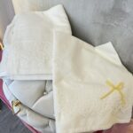 Ρομαντικό Πλήρες Βαπτιστικό Πακέτο για Κορίτσι με Δαντελένιο Φόρεμα & Αξεσουάρ - Image 2