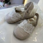 Ρομαντικό Πλήρες Βαπτιστικό Πακέτο για Κορίτσι με Δαντελένιο Φόρεμα & Αξεσουάρ - Image 5