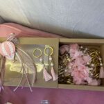 Ρομαντικό Βαπτιστικό Πακέτο σε Αποχρώσεις Ροζ Πούδρας με μονόγραμμα και λουλούδια ΧΕΙΡΟΠΟΙΗΤΟ - Image 2