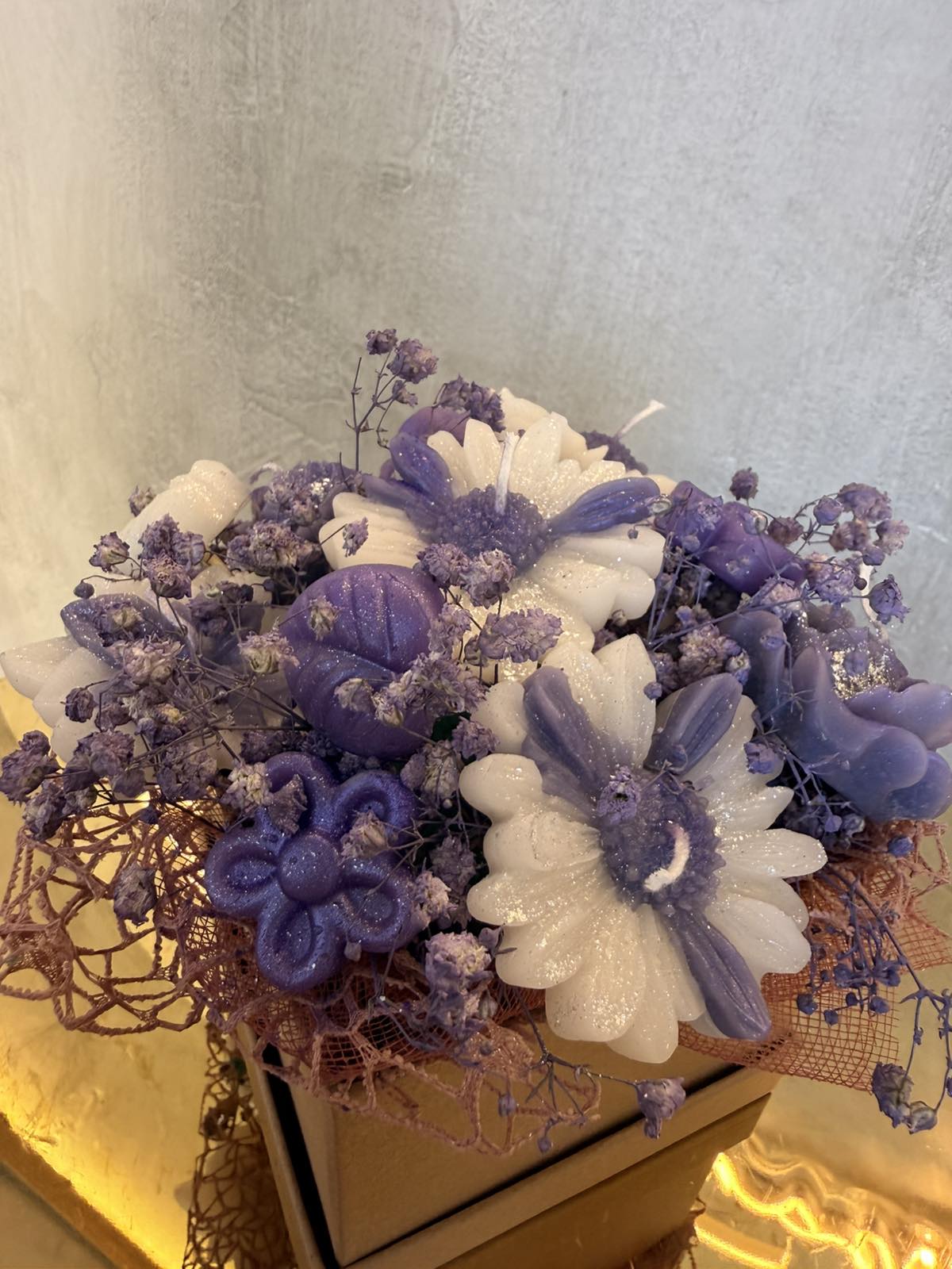 Αρωματικές ανθοδέσμες (124) Purple Dream – Αρωματική Ανθοδέσμη Κεριών σε Λιλά & Λευκές Αποχρώσεις - Image 1