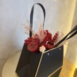 Χειροποίητη Ανθοδέσμη με Αρωματικά Κεριά Σόγιας σε Μαύρη Τσάντα με Χρυσές Λεπτομέρειες