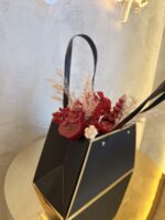 Χειροποίητη Ανθοδέσμη με Αρωματικά Κεριά Σόγιας σε Μαύρη Τσάντα με Χρυσές Λεπτομέρειες