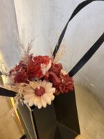 Χειροποίητη Ανθοδέσμη με Αρωματικά Κεριά Σόγιας σε Μαύρη Τσάντα με Χρυσές Λεπτομέρειες - Image 3