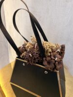 Χειροποίητη Αρωματική Ανθοδέσμη από Κεριά Σόγιας σε Μαύρο Κουτί με Χρυσές Λεπτομέρειες