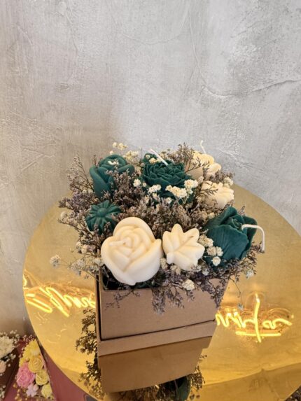 Emerald Bloom – Χειροποίητη Ανθοδέσμη από Αρωματικά Κεριά Σόγιας