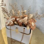 Golden Garden Beige  – Ξεχωριστή Ανθοσύνθεση με αρωματικά κεριά