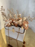 Golden Garden Beige  – Ξεχωριστή Ανθοσύνθεση με αρωματικά κεριά