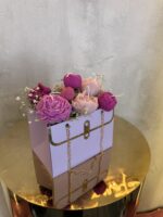 Fuchsia & Pink Bag": Σούπερ Μοσχομυρωδάτη Ανθοδέσμη από Κερί Σόγιας σε Παστέλ Μωβ Τσαντούλα - Image 4