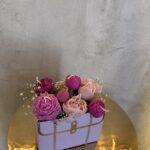 Fuchsia & Pink Bag": Σούπερ Μοσχομυρωδάτη Ανθοδέσμη από Κερί Σόγιας σε Παστέλ Μωβ Τσαντούλα