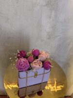 Fuchsia & Pink Bag": Σούπερ Μοσχομυρωδάτη Ανθοδέσμη από Κερί Σόγιας σε Παστέλ Μωβ Τσαντούλα