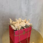 Romantic Bloom σε κόκκινο τσαντάκι– Αρωματική Ανθοδέσμη από Κερί Σόγιας