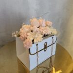 "Vanilla Rose Bag": Ονειρεμένη Αρωματική Ανθοδέσμη από Κερί Σόγιας σε Λευκή Τσαντούλα