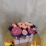 Purple Garden Beige – Ξεχωριστή Ανθοσύνθεση με αρωματικά κεριά
