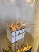 Αρωματική Ανθοδέσμη από Κερί Σόγιας σε Λευκό Κουτί – Χειροποίητη Σύνθεση