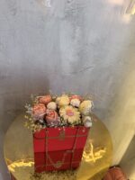 Χειροποίητη Αρωματική Σύνθεση Λουλουδιών από Κερί Σόγιας σε Κόκκινη Τσάντα-Δώρο