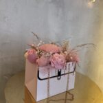 Blush Romance Bag": Ρομαντική Μοσχομυρωδάτη Ανθοδέσμη από Κερί Σόγιας σε Σικ Τσαντούλα