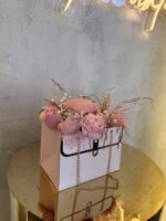 Blush Romance Bag": Ρομαντική Μοσχομυρωδάτη Ανθοδέσμη από Κερί Σόγιας σε Σικ Τσαντούλα