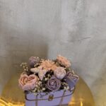"Lilac Butterfly Bag": Μαγική Μοσχομυρωδάτη Ανθοδέσμη από Κερί Σόγιας σε Παστέλ Μωβ Τσαντούλα