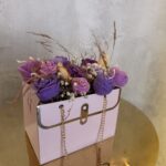 "Purple Velvet Bag": Μαγική Μοσχομυρωδάτη Ανθοδέσμη από Κερί Σόγιας σε Chic Τσαντούλα